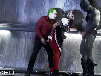 Harley Quinn gets fiercely double-teamed by Joker & Batman in Unholy cosplay